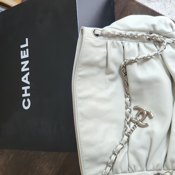 RARE CHANEL Vintage Lambskin Handbag - Picture 9 of 15